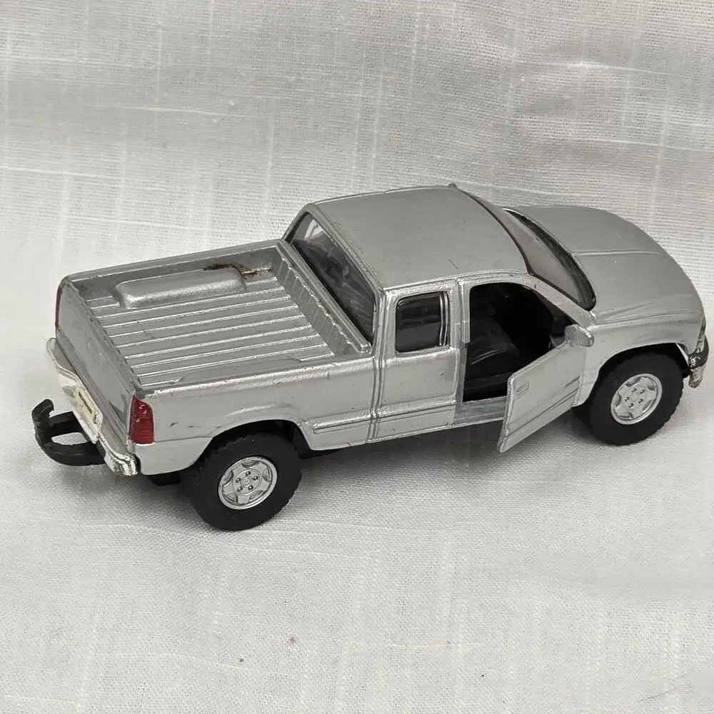 Maisto Chevrolet Silverado Pickup Truck 1:48 Diecast Silver Opening Doors Model
